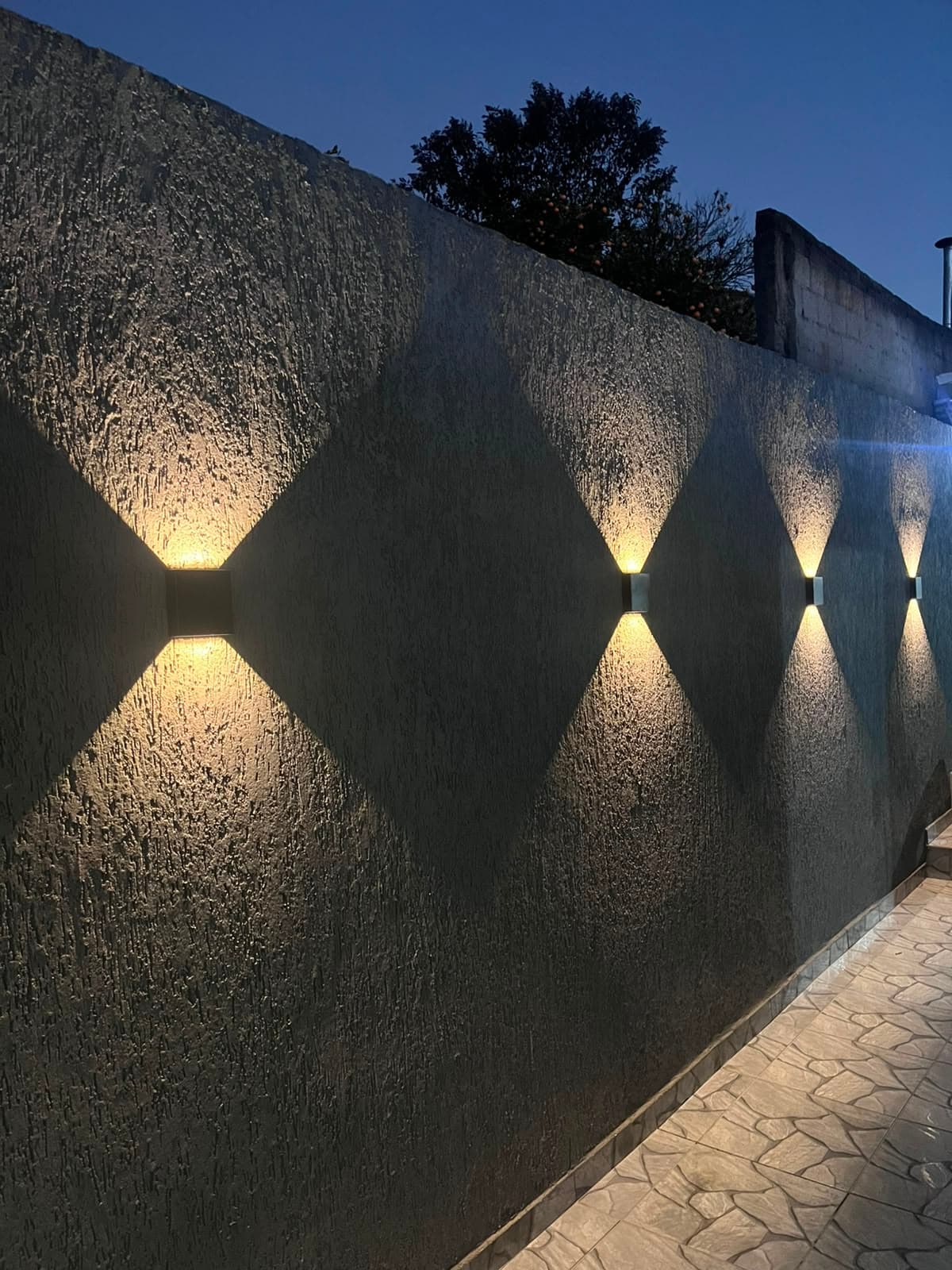 Corredor comercial com iluminação de LED embutida em sanca linear no teto