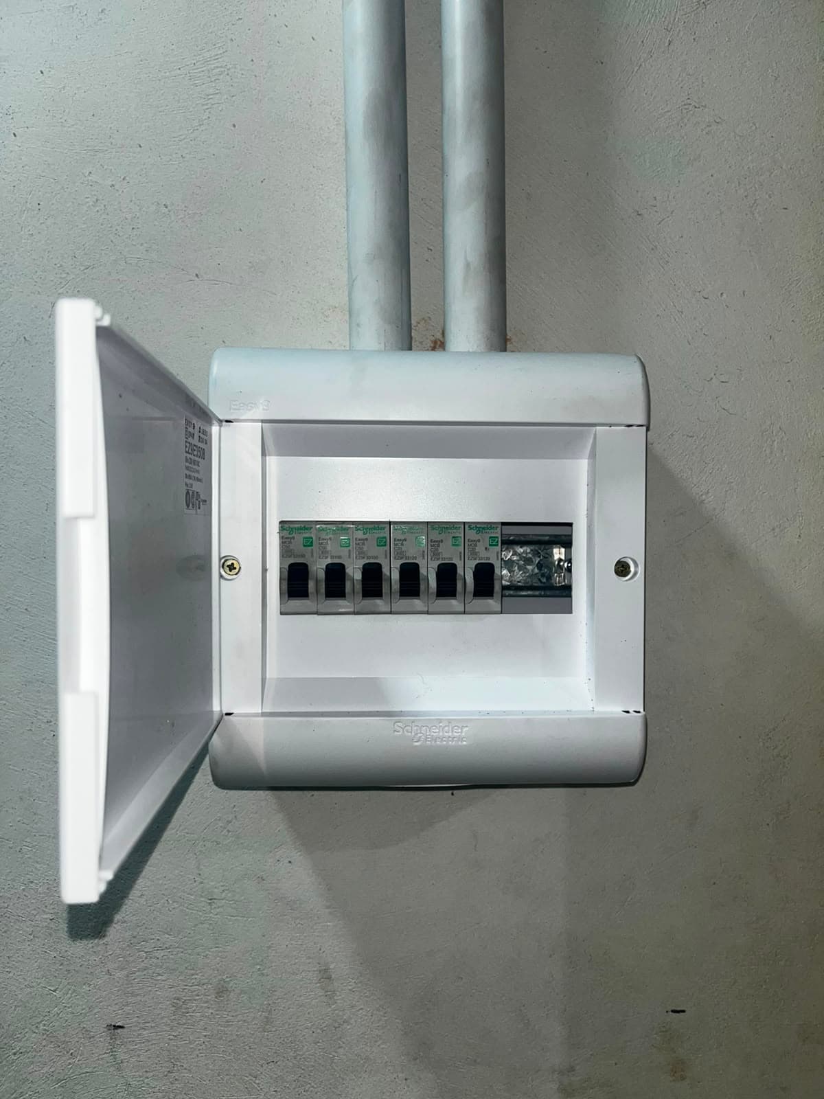 Quadro de distribuição com disjuntores Schneider Electric, porta aberta, instalação finalizada
