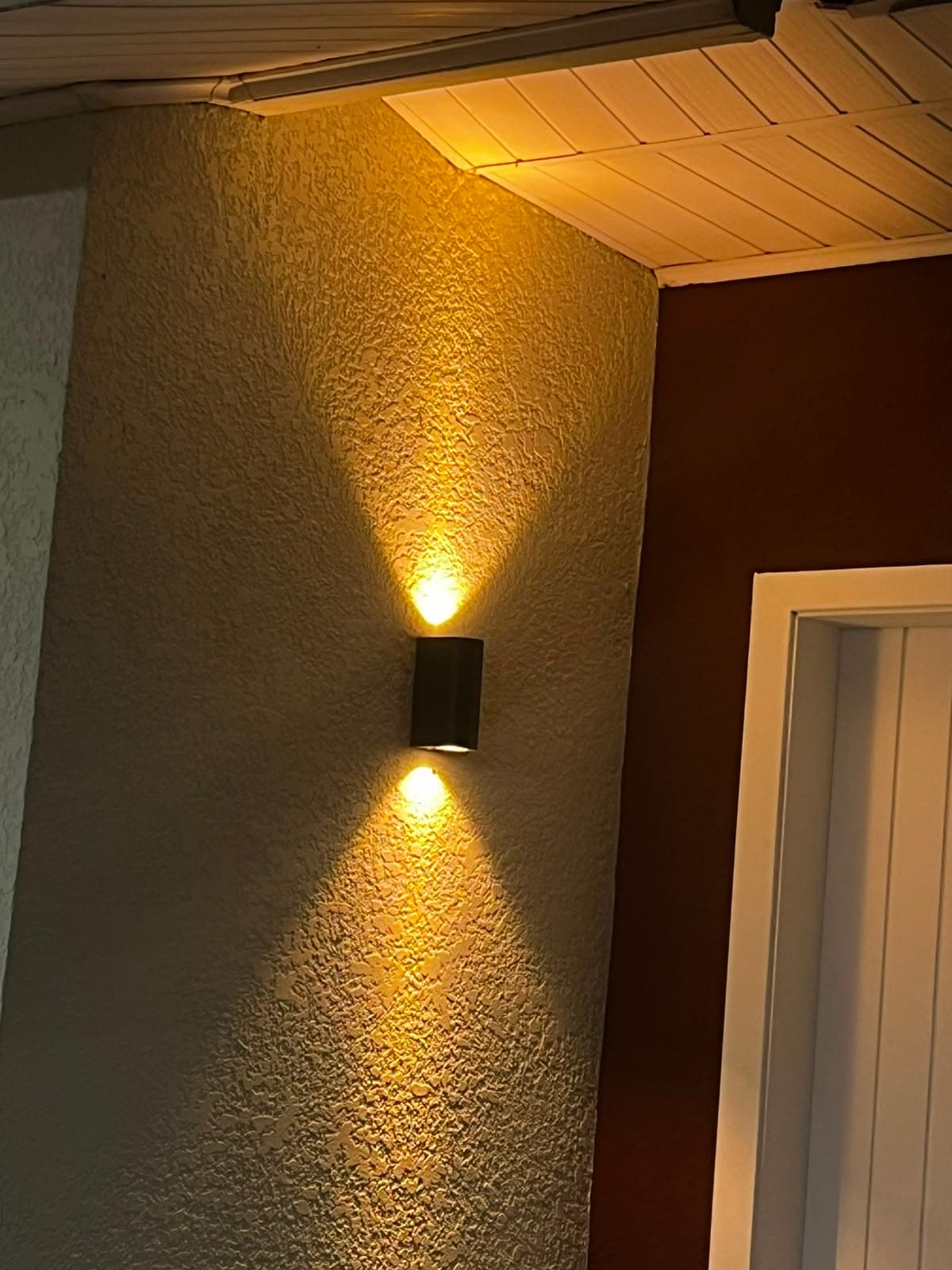 Arandela cilíndrica externa instalada em varanda residencial